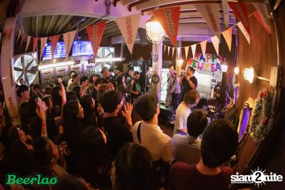 Friday ที่ บ็อทเทิลร็อคเก็ต คราฟท์เบียร์บาร์ — photo 59