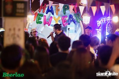 Friday ที่ บ็อทเทิลร็อคเก็ต คราฟท์เบียร์บาร์ — photo 63