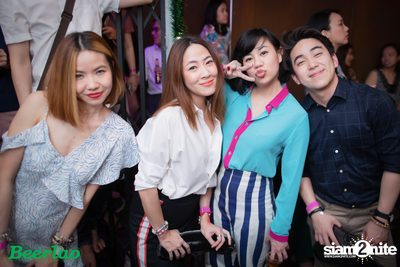 Friday ที่ บ็อทเทิลร็อคเก็ต คราฟท์เบียร์บาร์ — photo 65