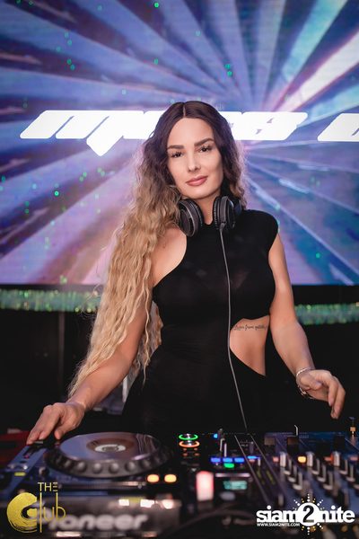 Fridays ft. DJ E-man (USA) | เดอะคลับ แอท คอย — photo 15