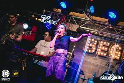 คอนเสิร์ต Budweiser Bud Night Live กับ KLEAR ที่ Begin Bar & Bistro — photo 92