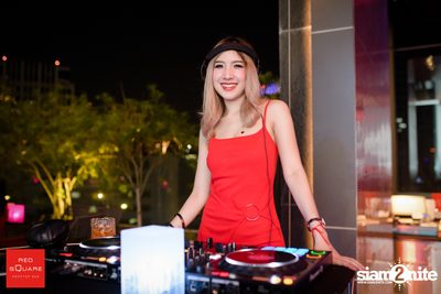 คืนวันศุกร์ ที่ เรดสแควร์ รูฟท็อป บาร์ — photo 7