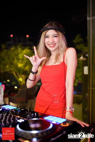 คืนวันศุกร์ ที่ เรดสแควร์ รูฟท็อป บาร์ — photo 27