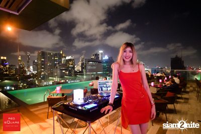 คืนวันศุกร์ ที่ เรดสแควร์ รูฟท็อป บาร์ — photo 44