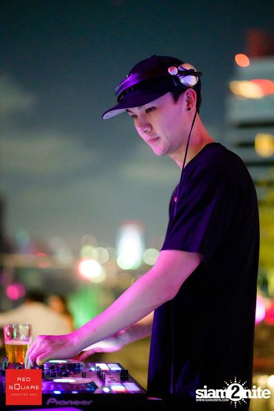 คืนวันศุกร์ ที่ เรดสแควร์ รูฟท็อป บาร์ — photo 48