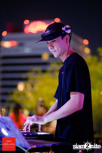 คืนวันศุกร์ ที่ เรดสแควร์ รูฟท็อป บาร์ — photo 81