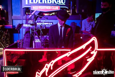 Federbräu Red Feather Club presents Smoothness Society ที่ร้าน Fat Boy Tavern — photo 75