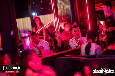 Federbräu Red Feather Club presents Smoothness Society ที่ร้าน Fat Boy Tavern — photo 111