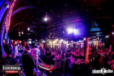 Federbräu Red Feather Club presents Smoothness Society ที่ร้าน Fat Boy Tavern — photo 217