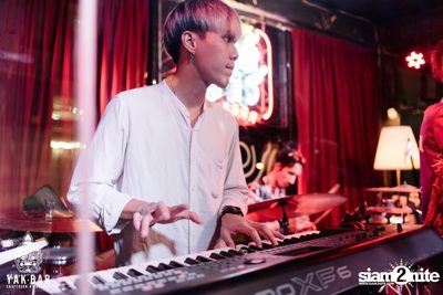 Bowkylion at Yak Bar — photo 4