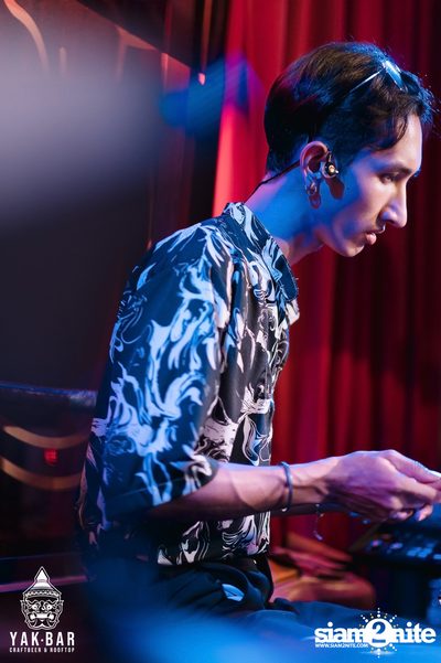 Bowkylion at Yak Bar — photo 6
