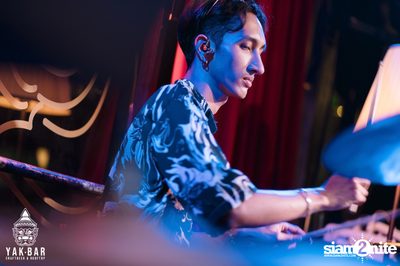 Bowkylion at Yak Bar — photo 7
