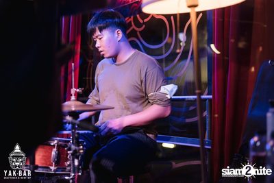 Bowkylion at Yak Bar — photo 112