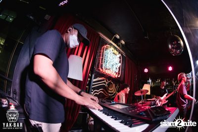 Bowkylion at Yak Bar — photo 117