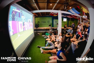 บรรยากาศการชมฟุตบอลโลก ฝรั่งเศษ vs เดนมาร์ก ที่ at Blue Parrot — photo 6