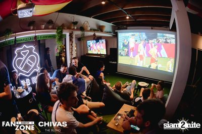 บรรยากาศการชมฟุตบอลโลก ฝรั่งเศษ vs เดนมาร์ก ที่ at Blue Parrot — photo 8