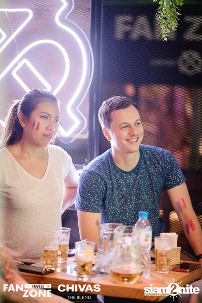 บรรยากาศการชมฟุตบอลโลก ฝรั่งเศษ vs เดนมาร์ก ที่ at Blue Parrot — photo 10