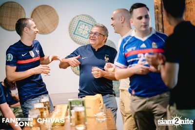 บรรยากาศการชมฟุตบอลโลก ฝรั่งเศษ vs เดนมาร์ก ที่ at Blue Parrot — photo 13