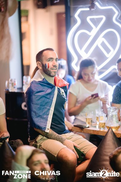 บรรยากาศการชมฟุตบอลโลก ฝรั่งเศษ vs เดนมาร์ก ที่ at Blue Parrot — photo 16