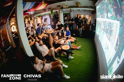 บรรยากาศการชมฟุตบอลโลก ฝรั่งเศษ vs เดนมาร์ก ที่ at Blue Parrot — photo 18