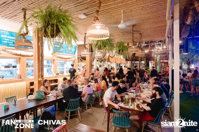 บรรยากาศการชมฟุตบอลโลก ฝรั่งเศษ vs เดนมาร์ก ที่ at Blue Parrot — photo 22