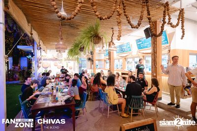 บรรยากาศการชมฟุตบอลโลก ฝรั่งเศษ vs เดนมาร์ก ที่ at Blue Parrot — photo 25