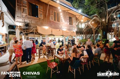 บรรยากาศการชมฟุตบอลโลก ฝรั่งเศษ vs เดนมาร์ก ที่ at Blue Parrot — photo 26