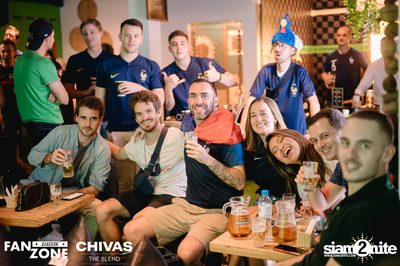 บรรยากาศการชมฟุตบอลโลก ฝรั่งเศษ vs เดนมาร์ก ที่ at Blue Parrot — photo 32