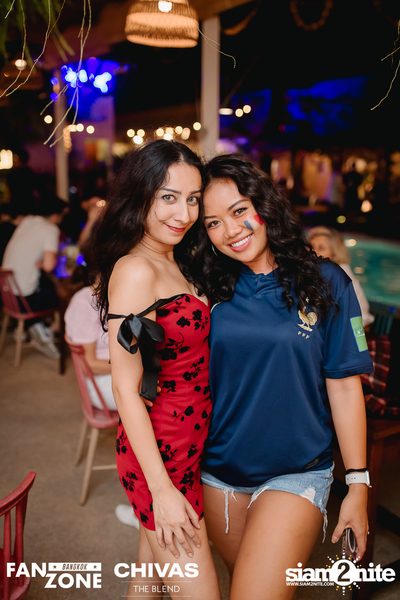บรรยากาศการชมฟุตบอลโลก ฝรั่งเศษ vs เดนมาร์ก ที่ at Blue Parrot — photo 36