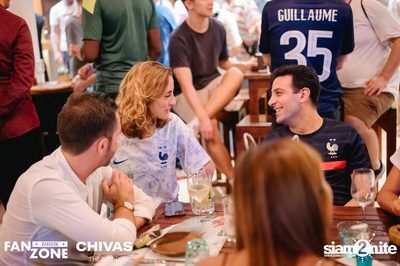 บรรยากาศการชมฟุตบอลโลก ฝรั่งเศษ vs เดนมาร์ก ที่ at Blue Parrot — photo 37