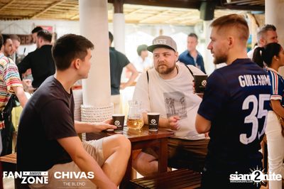 บรรยากาศการชมฟุตบอลโลก ฝรั่งเศษ vs เดนมาร์ก ที่ at Blue Parrot — photo 38