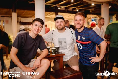 บรรยากาศการชมฟุตบอลโลก ฝรั่งเศษ vs เดนมาร์ก ที่ at Blue Parrot — photo 44