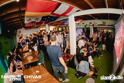 บรรยากาศการชมฟุตบอลโลก ฝรั่งเศษ vs เดนมาร์ก ที่ at Blue Parrot — photo 54