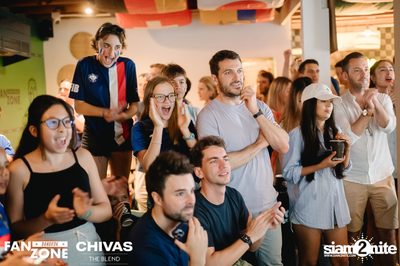 บรรยากาศการชมฟุตบอลโลก ฝรั่งเศษ vs เดนมาร์ก ที่ at Blue Parrot — photo 60