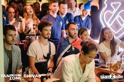 บรรยากาศการชมฟุตบอลโลก ฝรั่งเศษ vs เดนมาร์ก ที่ at Blue Parrot — photo 63