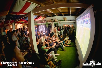 บรรยากาศการชมฟุตบอลโลก ฝรั่งเศษ vs เดนมาร์ก ที่ at Blue Parrot — photo 66