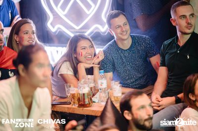 บรรยากาศการชมฟุตบอลโลก ฝรั่งเศษ vs เดนมาร์ก ที่ at Blue Parrot — photo 70