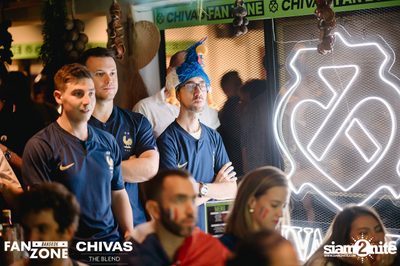 บรรยากาศการชมฟุตบอลโลก ฝรั่งเศษ vs เดนมาร์ก ที่ at Blue Parrot — photo 72