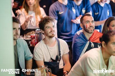 บรรยากาศการชมฟุตบอลโลก ฝรั่งเศษ vs เดนมาร์ก ที่ at Blue Parrot — photo 73