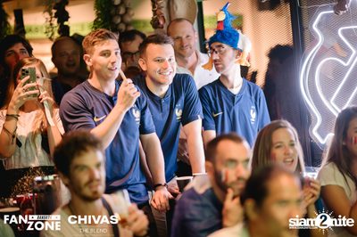 บรรยากาศการชมฟุตบอลโลก ฝรั่งเศษ vs เดนมาร์ก ที่ at Blue Parrot — photo 75