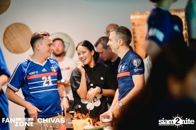 บรรยากาศการชมฟุตบอลโลก ฝรั่งเศษ vs เดนมาร์ก ที่ at Blue Parrot — photo 76