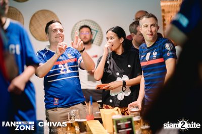 บรรยากาศการชมฟุตบอลโลก ฝรั่งเศษ vs เดนมาร์ก ที่ at Blue Parrot — photo 77