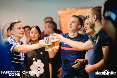 บรรยากาศการชมฟุตบอลโลก ฝรั่งเศษ vs เดนมาร์ก ที่ at Blue Parrot — photo 79