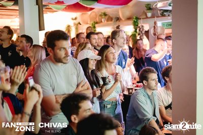 บรรยากาศการชมฟุตบอลโลก ฝรั่งเศษ vs เดนมาร์ก ที่ at Blue Parrot — photo 82