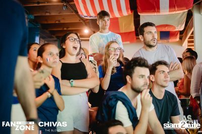 บรรยากาศการชมฟุตบอลโลก ฝรั่งเศษ vs เดนมาร์ก ที่ at Blue Parrot — photo 89
