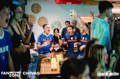 บรรยากาศการชมฟุตบอลโลก ฝรั่งเศษ vs เดนมาร์ก ที่ at Blue Parrot — photo 91