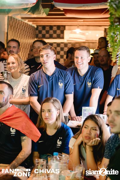 บรรยากาศการชมฟุตบอลโลก ฝรั่งเศษ vs เดนมาร์ก ที่ at Blue Parrot — photo 110