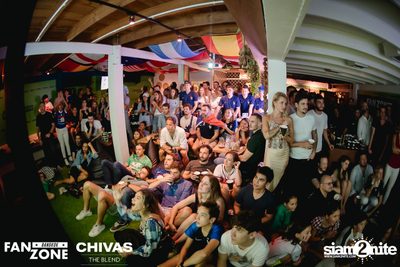 บรรยากาศการชมฟุตบอลโลก ฝรั่งเศษ vs เดนมาร์ก ที่ at Blue Parrot — photo 112