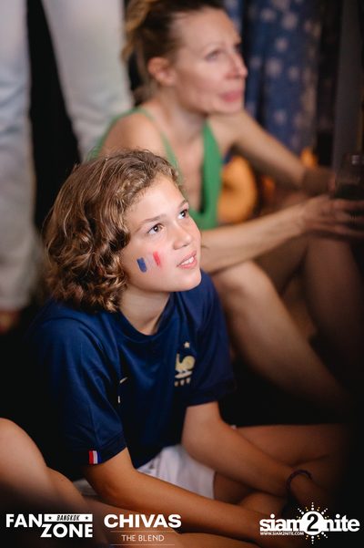 บรรยากาศการชมฟุตบอลโลก ฝรั่งเศษ vs เดนมาร์ก ที่ at Blue Parrot — photo 116