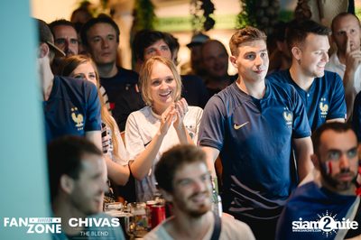 บรรยากาศการชมฟุตบอลโลก ฝรั่งเศษ vs เดนมาร์ก ที่ at Blue Parrot — photo 126